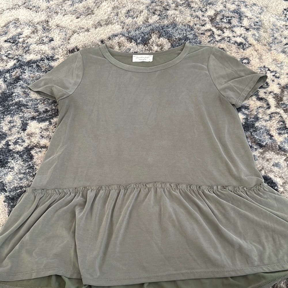 Very Flowy Green top